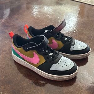Nike Pink and Black Sneakers Vibrant Design Low-Top